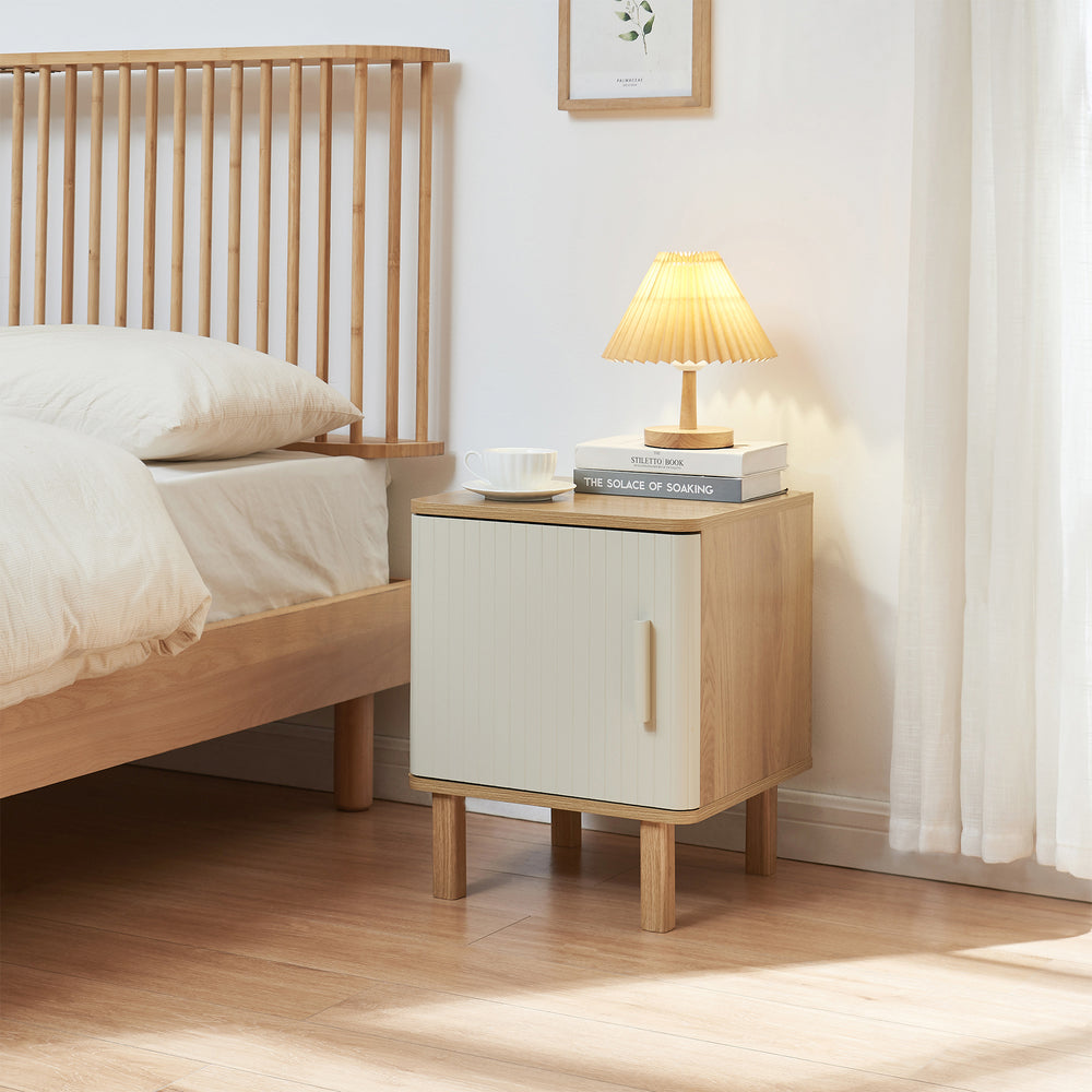 Éjjeliszekrény Ferrersp ajtóval 50x40x40 cm tölgyfa hatású/homokszín [en.casa]