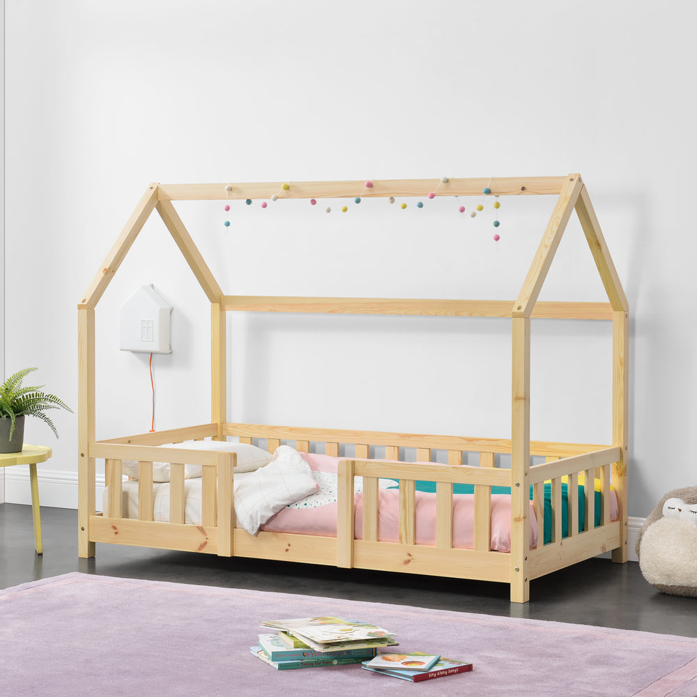 Házikó gyerekágy Sisimiut Montessori stílusban leesésgátlóval fenyő [en.casa]